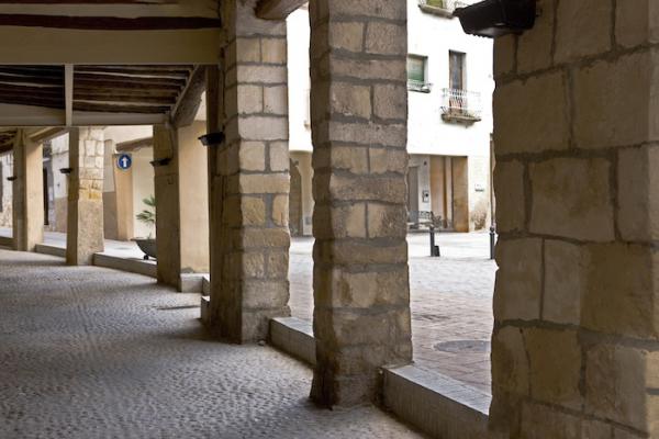 Porxos de la plaça de la vila de Cornudella