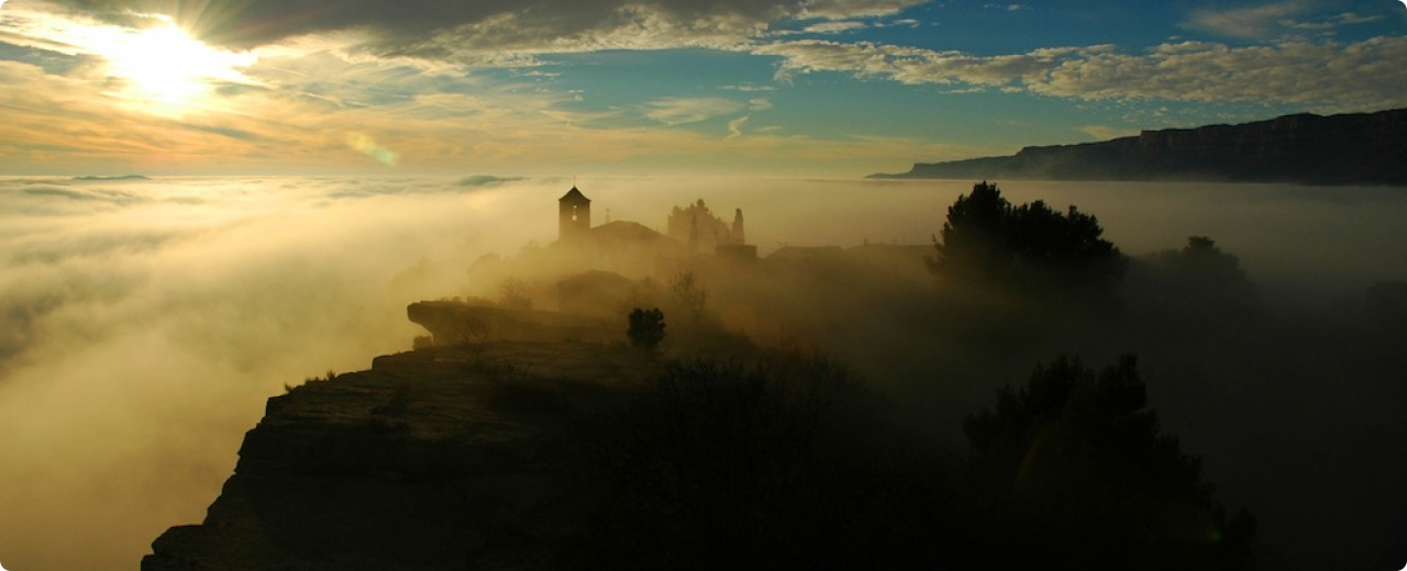 Siurana entre núvols.